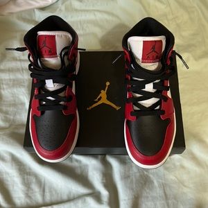 Jordan 1 Mid’s Chicago Black Toe.